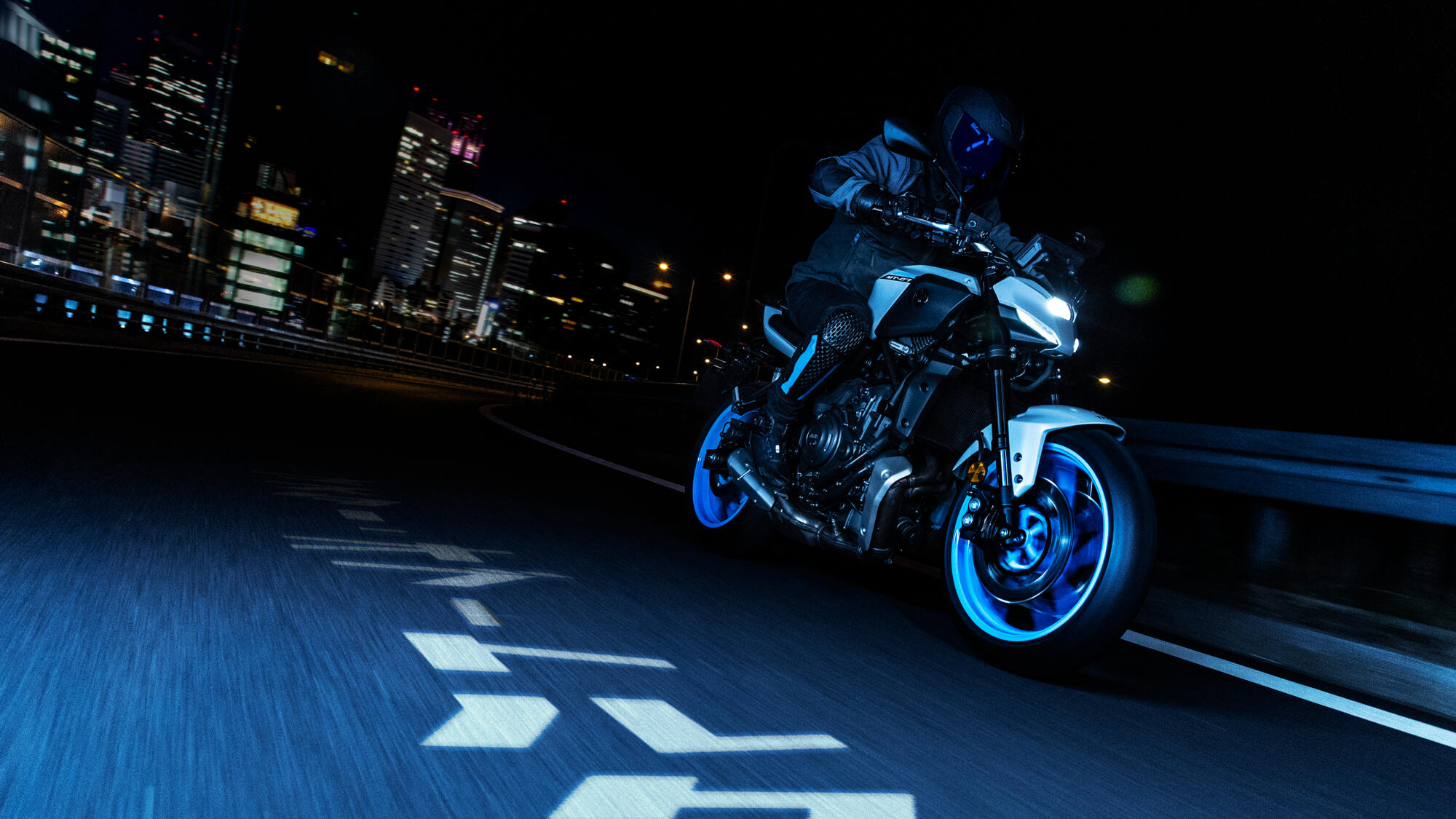 MOTO YAMAHA MT-07 — sur route (couverture)