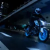 MOTO MT-125 YAMAHA — sur route (couverture)