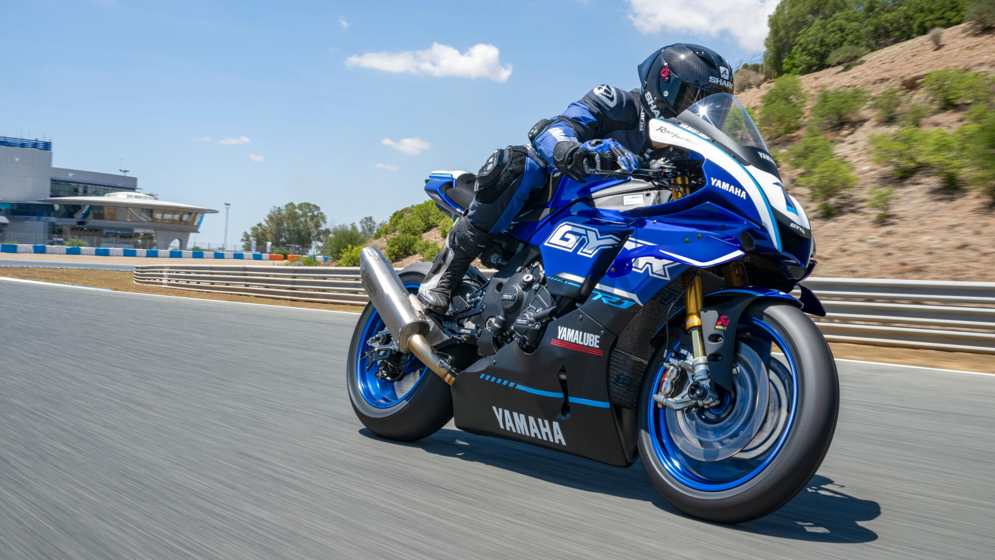 MOTO R1 GYTR YAMAHA — em estrada (capa)