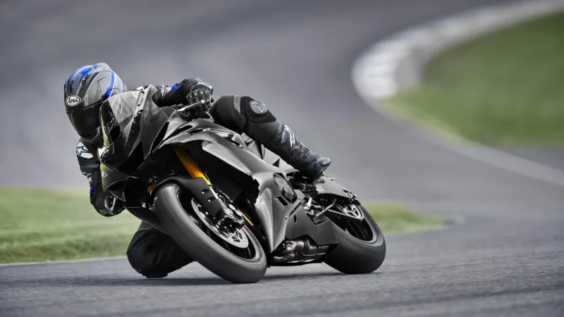 MOTO R6 RACE YAMAHA — em estrada (capa)