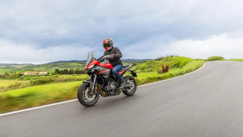 MOTO TRACER 7 YAMAHA — em estrada (capa)
