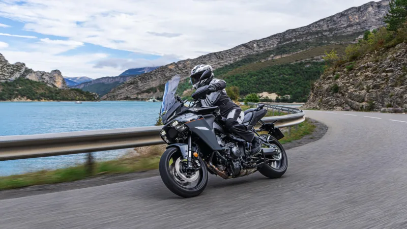 MOTO YAMAHA TRACER 9 — sur route (en couverture)