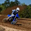 MOTO YZ125 2026 YAMAHA — em estrada (capa)
