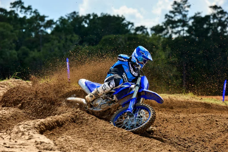 MOTO YZ250F YAMAHA — em estrada (capa)