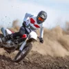 MOTO YZ450F 70TH ANNIVERSARY EDITION YAMAHA — em estrada (capa)