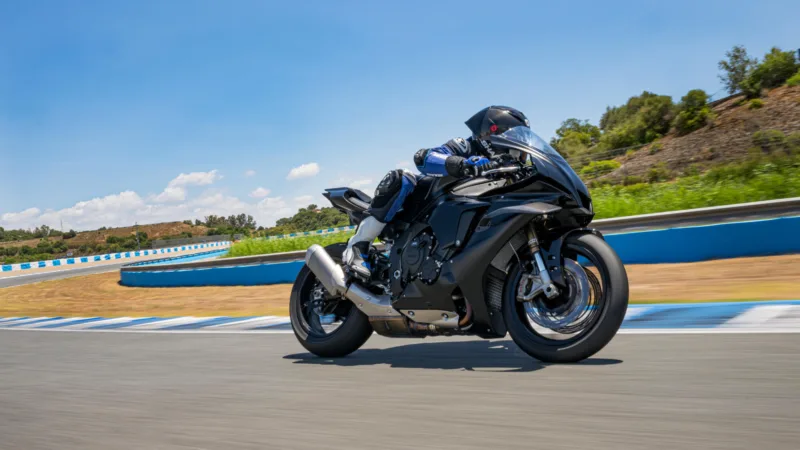 MOTO R1 RACE YAMAHA — em estrada (capa)