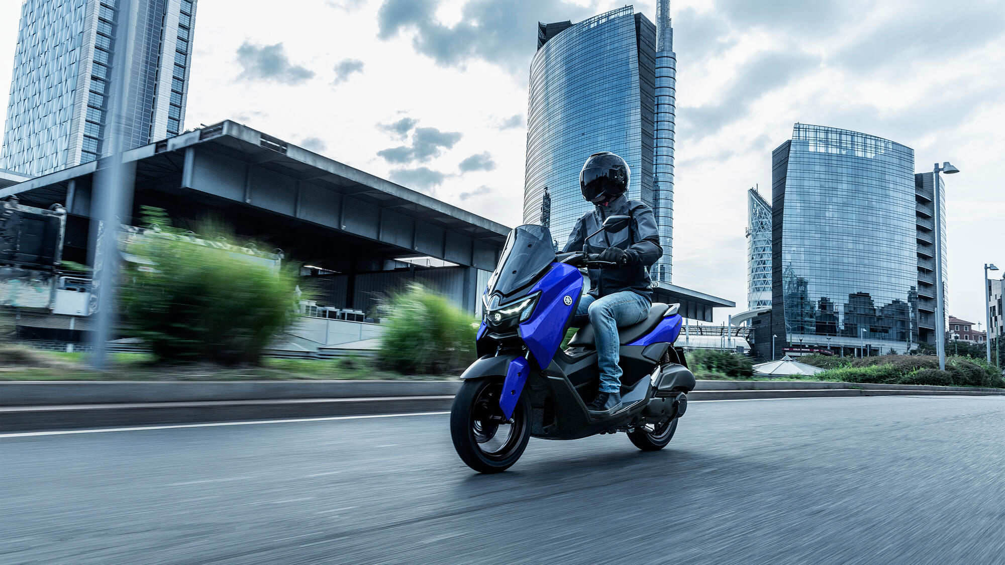 SCOOTER NMAX 125 2026 YAMAHA — em estrada (capa)