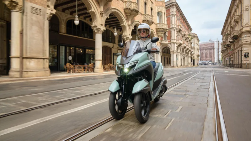 SCOOTER TRICITY 125 YAMAHA — em estrada (capa)