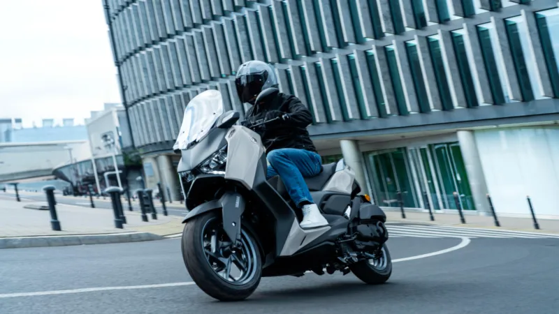 SCOOTER XMAX 125 TECH MAX PLUS YAMAHA — em estrada (capa)
